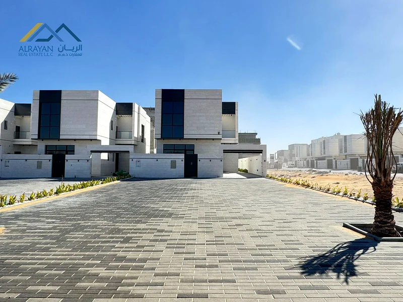 نقدم لك فيلا تشمل رسوم التسجيل وحق الملكية، بتصميم عصري رائع ومميز للغاية، مع مساحة معاودة أمام الفيلا63170848002563111