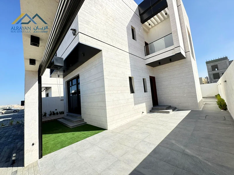 نقدم لك فيلا تشمل رسوم التسجيل وحق الملكية، بتصميم عصري رائع ومميز للغاية، مع مساحة معاودة أمام الفيلا63170848002563112