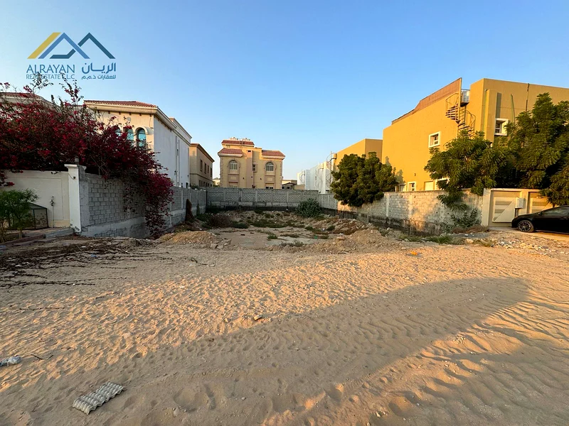 A very special location opposite schools and a wide setback on an asphalt street, freehold63197608428547114
