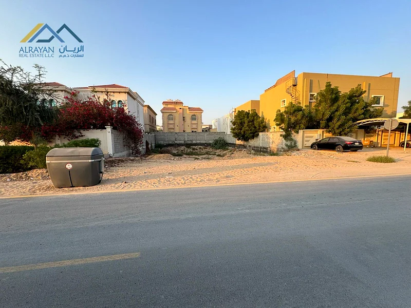 A very special location opposite schools and a wide setback on an asphalt street, freehold63197608428547112