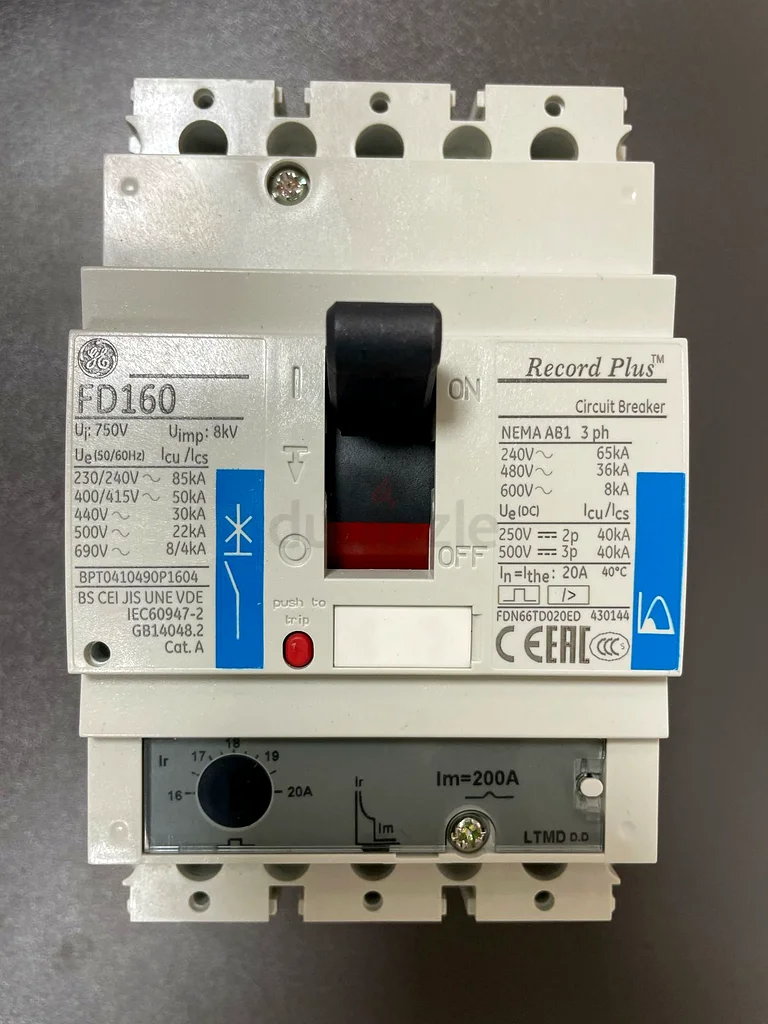مقطع دائرة كهربائية ثلاثي القطب من نوع GE63258659525249111