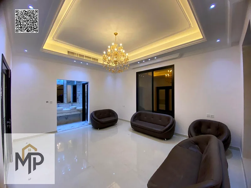 For sale, a luxurious villa in Al Helio - Ajman, a distinguished location and an ideal design for large families. Villa details: 6 master bedrooms.63904357323651113
