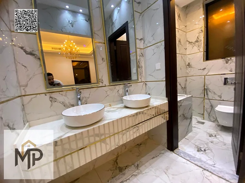 For sale, a luxurious villa in Al Helio - Ajman, a distinguished location and an ideal design for large families. Villa details: 6 master bedrooms.63904357323651114