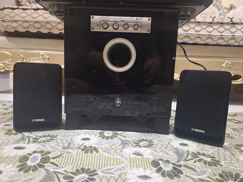 مكبر صوت ياماها RX-V359 (5 مكبرات صوت) ووفر للبيع بحالة جيدة جدًا.63261812507650113