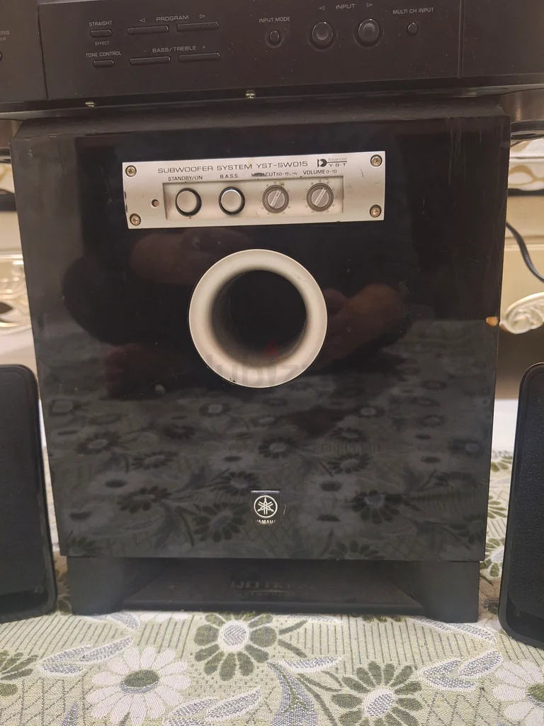 مكبر صوت ياماها RX-V359 (5 مكبرات صوت) ووفر للبيع بحالة جيدة جدًا.63261812507650112