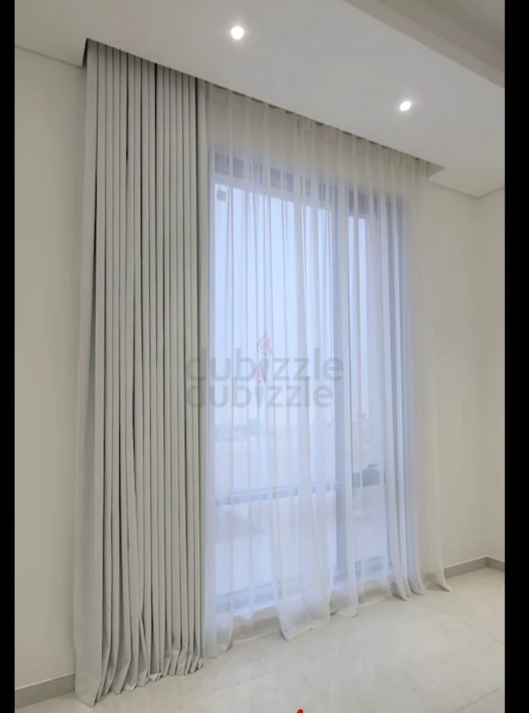 طقم غرفة معيشة عصرية أنيقة مع ستائر أنيقة63223358985089112
