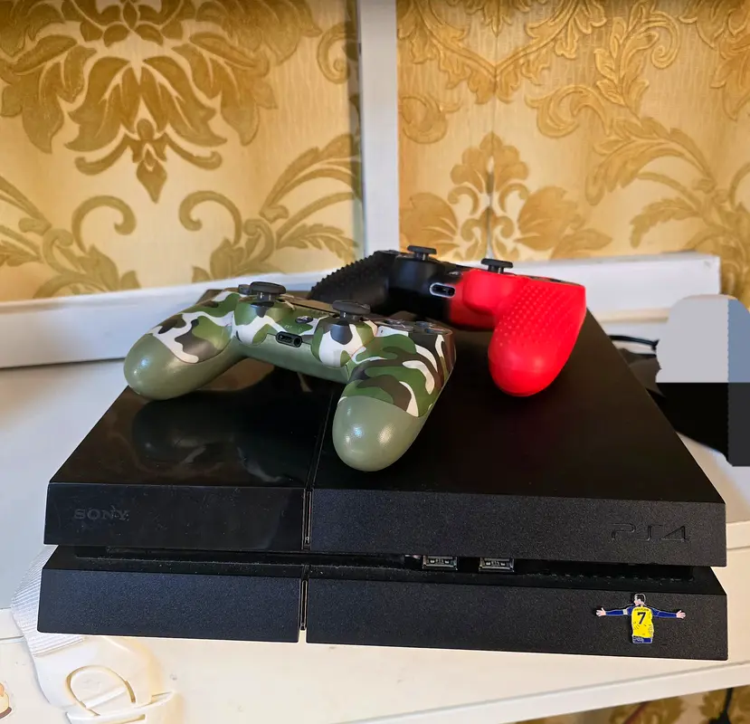 Ps4 with 2 controllers and Games