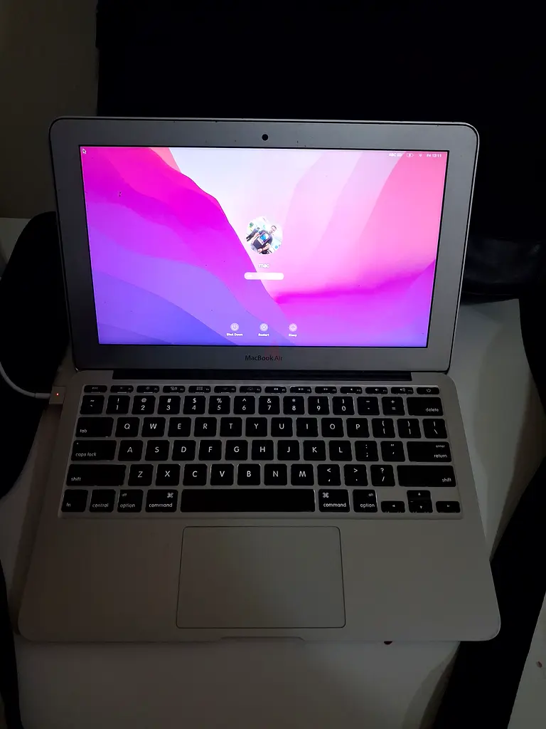 Apple MacBook Air - Thin, Light, and Powerful!63255533200513112