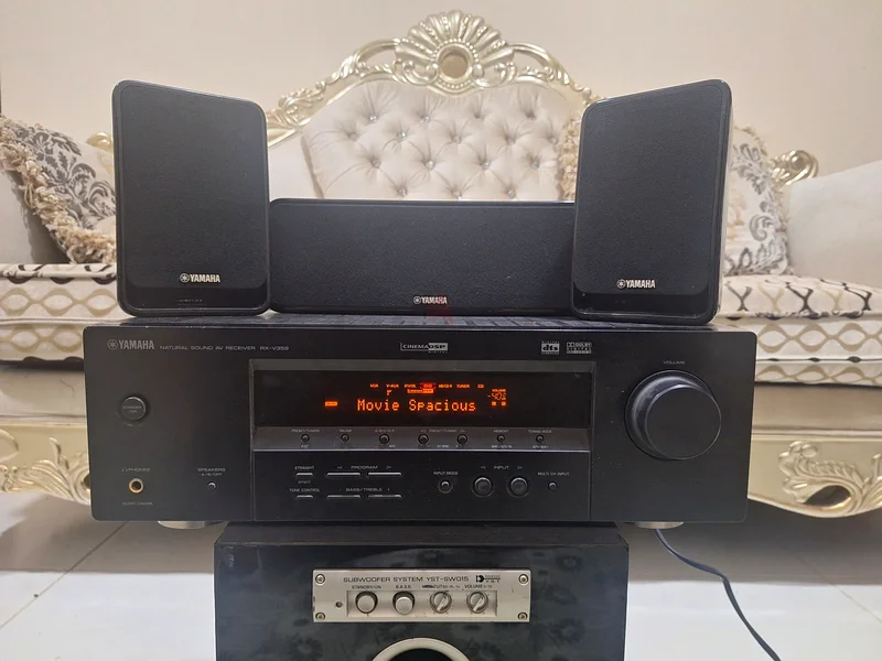 مكبر صوت ياماها RX-V359 (5 مكبرات صوت) ووفر للبيع بحالة جيدة جدًا.63261812507650114