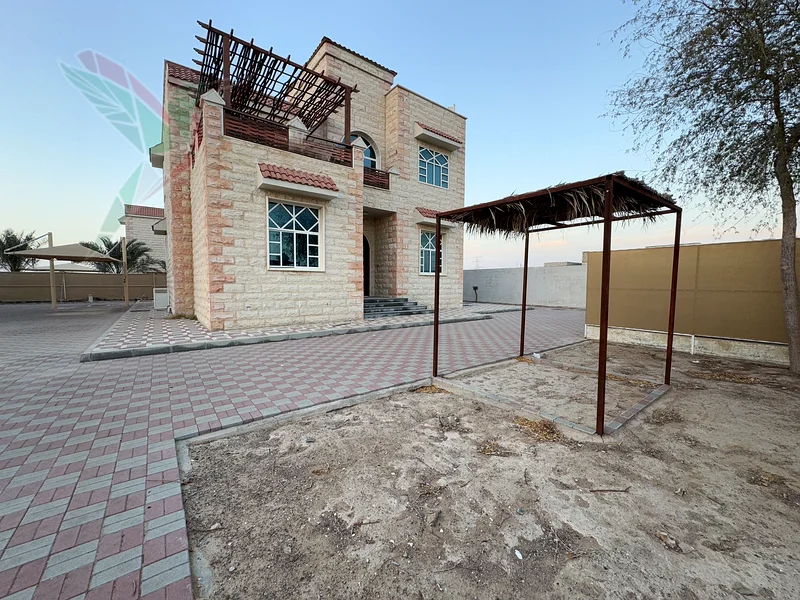 فيلا فاخرة مكوّنة من 5 غرف نوم في مجمع بالعقبية633066799335691121