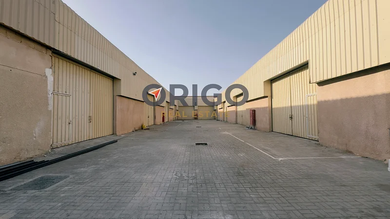 قطعة أراضٍ دخلها مرتفع تحتوي على مستودعات بالكامل | 10 مستودعات | دخل سنوي 950 ألف63196598708355116