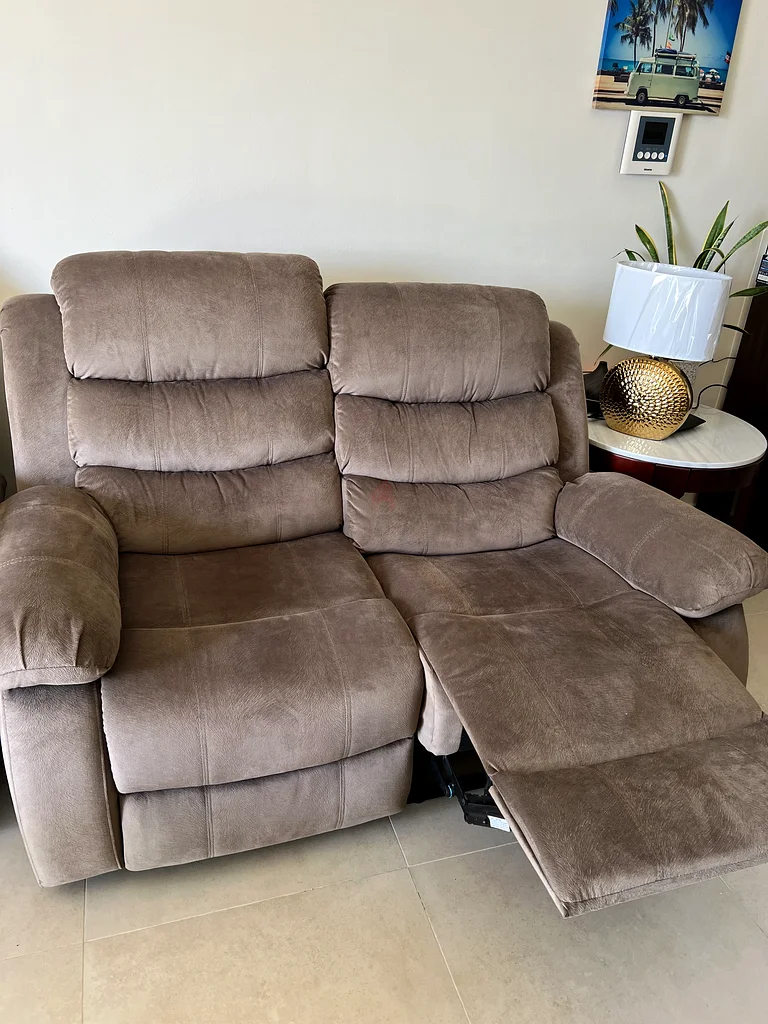 أريكة مريحة وعصرية للبيع!62863825842305113
