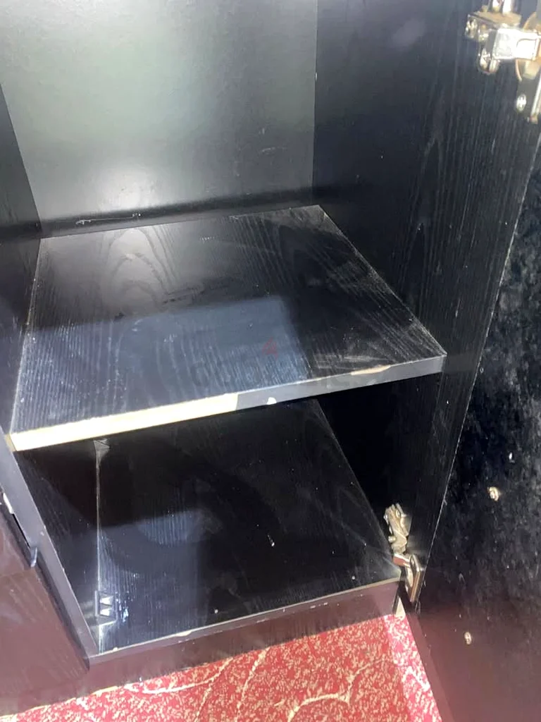 طاولة تزيين عصرية باللون الأسود مع مرآة كبيرة، و3 أدراج ومحوزين جانبيين واسعين63188180245761114
