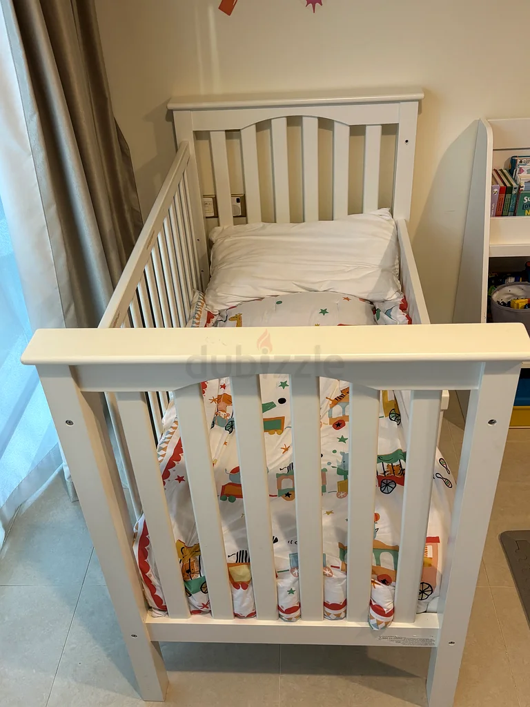 Stylish White Crib for Your Little One!63206877509507111
