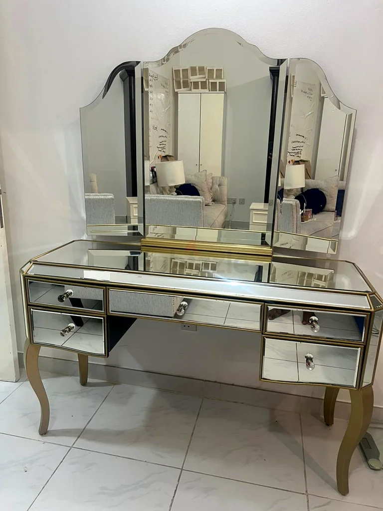 Elegant Mirrored Dressing Table with Spacious Drawers63219826873601110