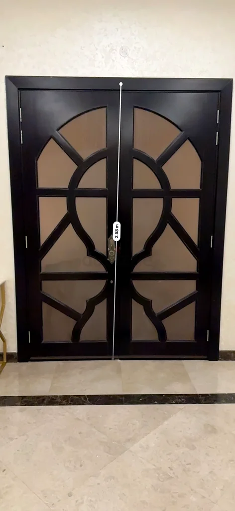 باب خشبي مزدوج أنيق مع زجاج زخرفي63190122065793114