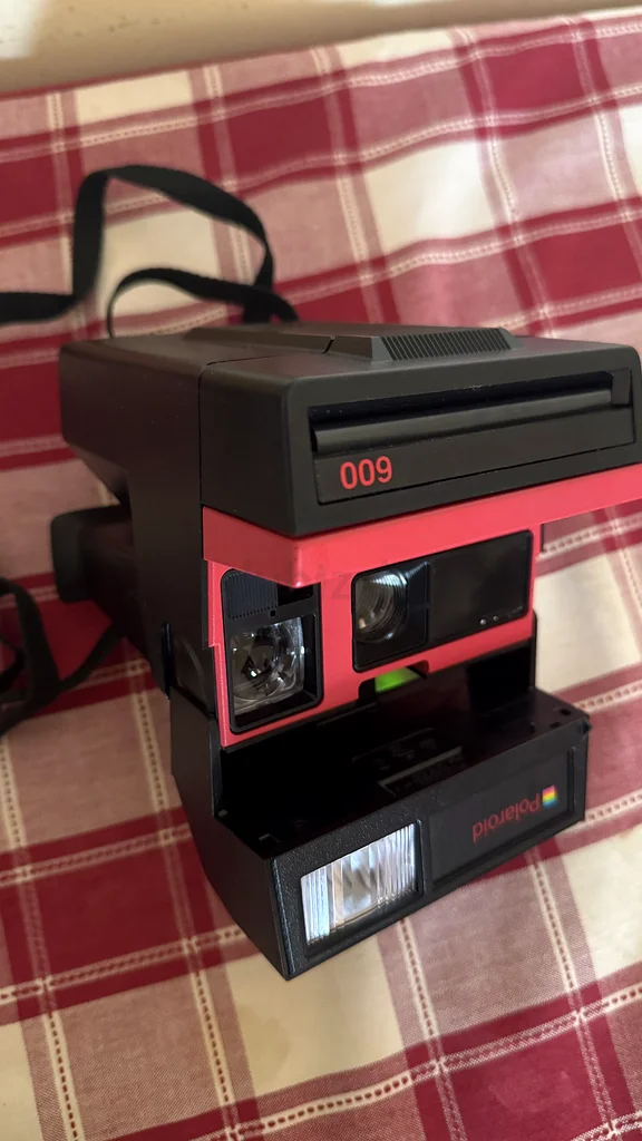 Vintage Polaroid 600 Instant Camera - Capture Moments Instantly!63235112192643114