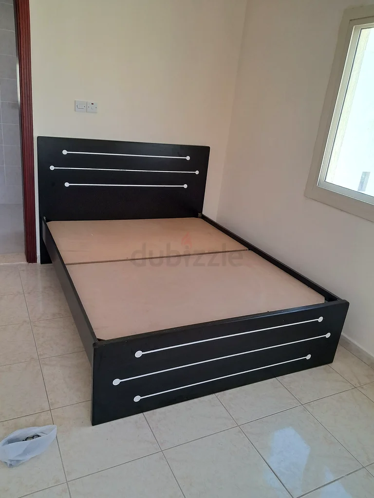 سرير عصري بحجم الملكة للعائلة مع رأس سرير أنيق وسرير مزدوج بحجم الملكة لمatters طبية63191109437442111