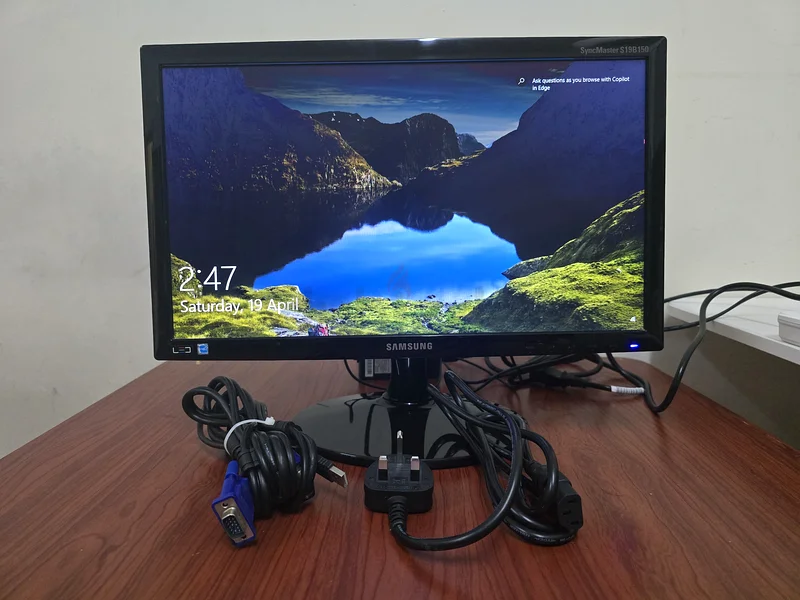 شاشة سامسونج مقاس 19 بوصة VGA مع كابلات VGA و питания للبيع628638259141131113