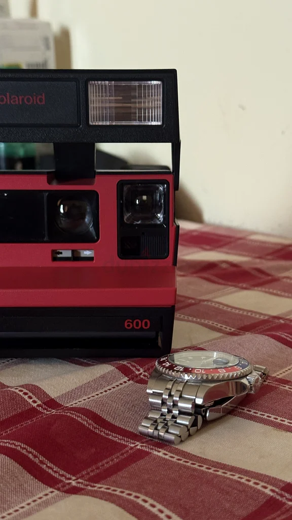 Vintage Polaroid 600 Instant Camera - Capture Moments Instantly!632351121926431113