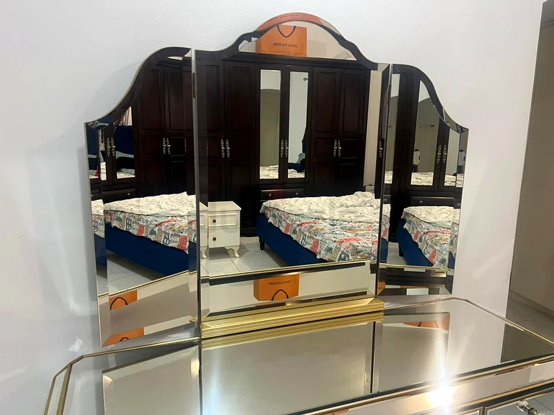 Elegant Mirrored Dressing Table with Spacious Drawers63219826873601112