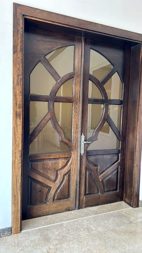 باب خشبي مزدوج أنيق مع زجاج زخرفي63190122065793112
