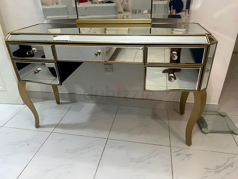 Elegant Mirrored Dressing Table with Spacious Drawers63219826873601111