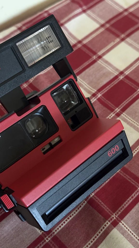 Vintage Polaroid 600 Instant Camera - Capture Moments Instantly!63235112192643112