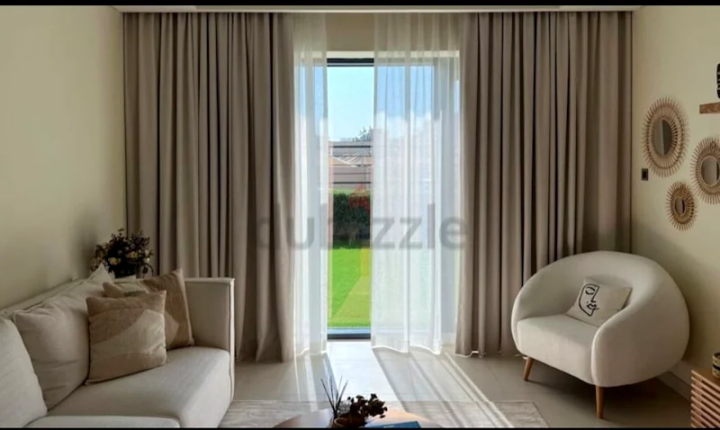 Sleek modern living room set with elegant curtains632233589850891112
