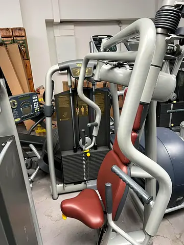 Technogym Incline Chest Press:Fitness Machine