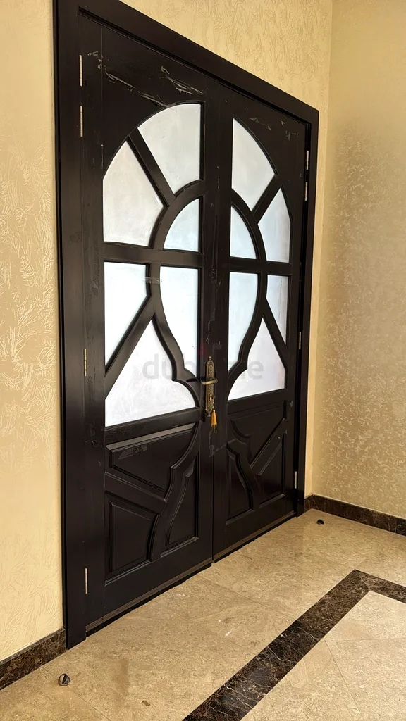 باب خشبي مزدوج أنيق مع زجاج زخرفي63190122065793111
