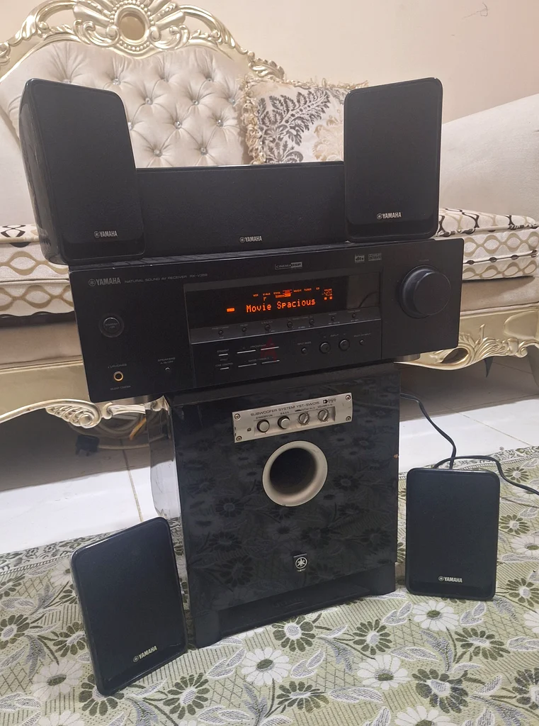 مكبر صوت ياماها RX-V359 (5 مكبرات صوت) ووفر للبيع بحالة جيدة جدًا.63261812507650111