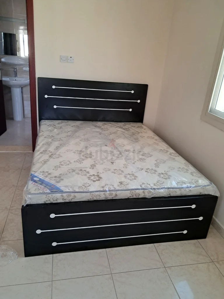 سرير عصري بحجم الملكة للعائلة مع رأس سرير أنيق وسرير مزدوج بحجم الملكة لمatters طبية63191109437442112