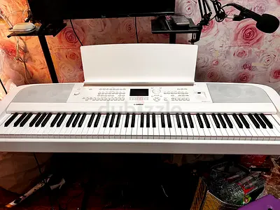 Stylish White Yamaha Keyboard for Sale! Yamaha DGX 670 with Yamaha Pedal and Gator Fabric Case