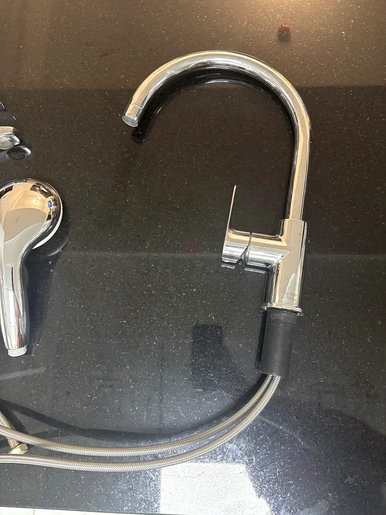 Sleek Kitchen Faucet with Pull-Out Spray Head63168049787266112