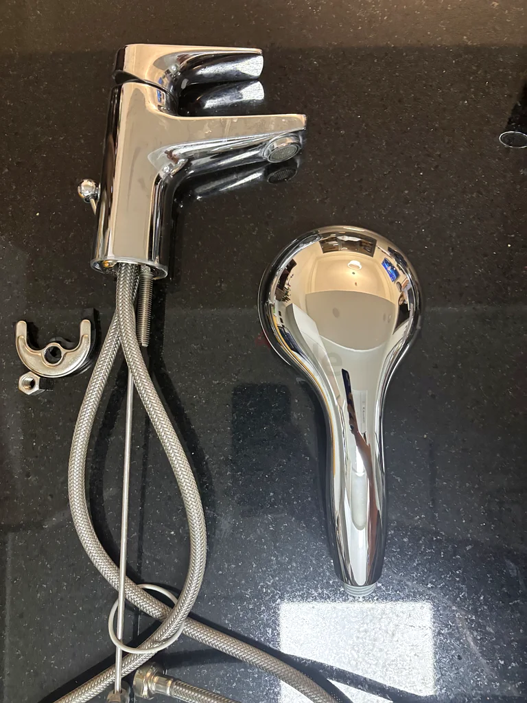 Sleek Kitchen Faucet with Pull-Out Spray Head63168049787266111