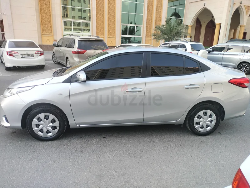 يُدار بواسطة سيدة، ياريس نظيفة جدًا بإطارات جديدة، وشاشة LCD وداخليّة من الجلد63166631071746112