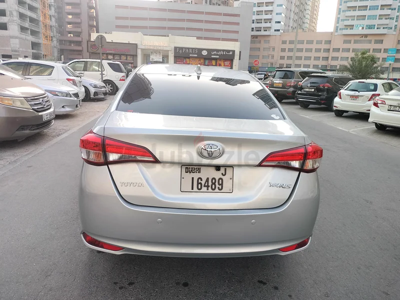 يُدار بواسطة سيدة، ياريس نظيفة جدًا بإطارات جديدة، وشاشة LCD وداخليّة من الجلد63166631071746114