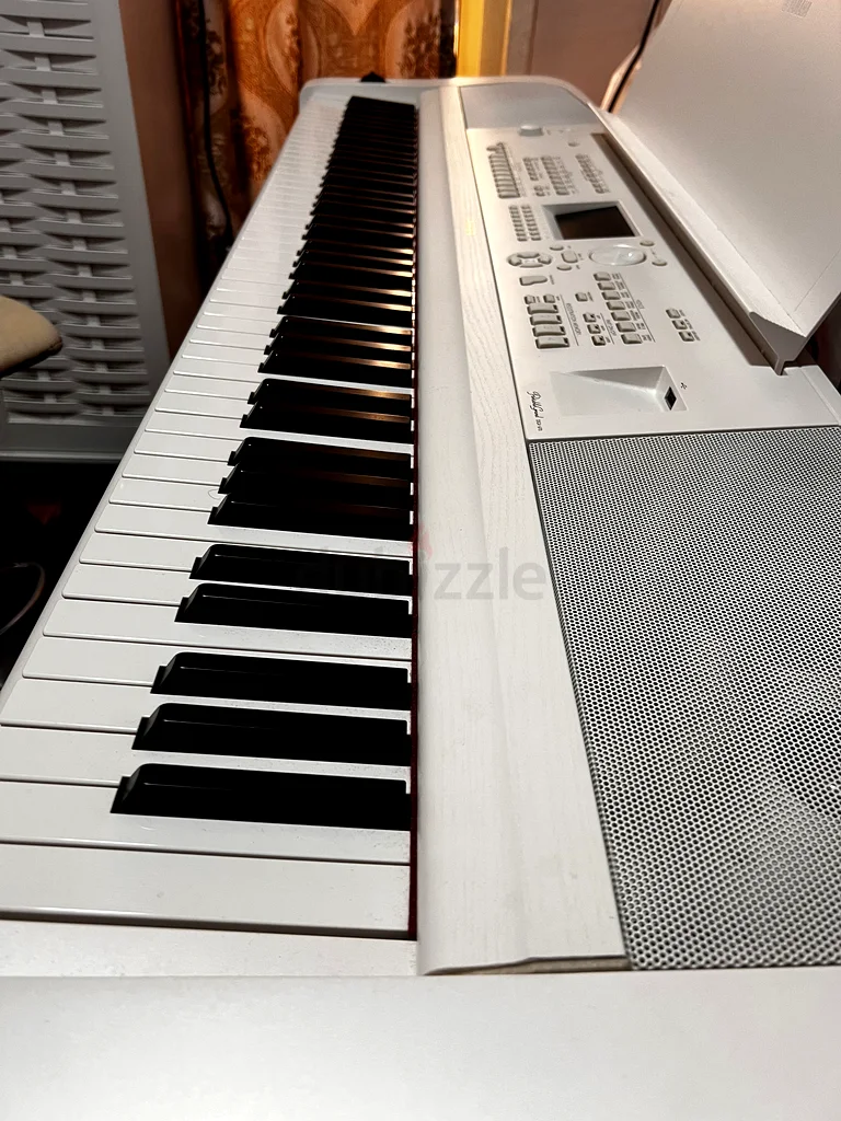 Stylish White Yamaha Keyboard for Sale! Yamaha DGX 670 with Yamaha Pedal and Gator Fabric Case63198137841666111