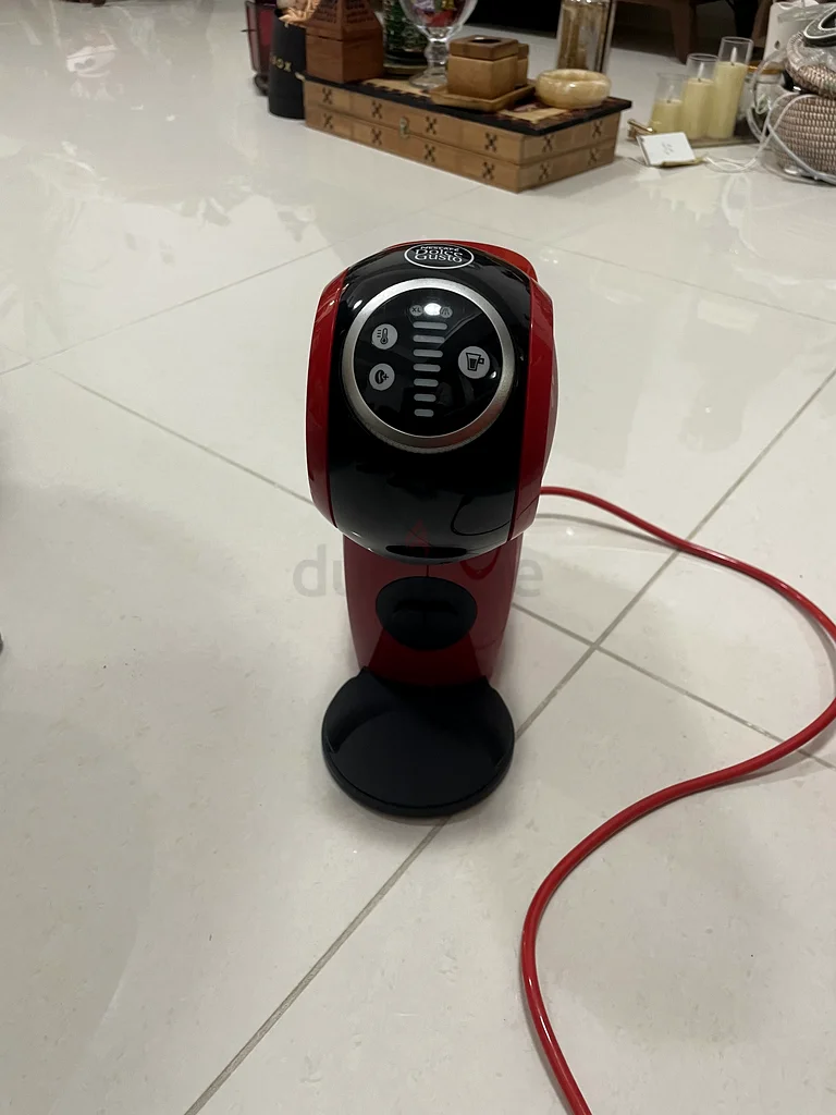 آلة قهوة حمراء أنيقة - اصنع مشروبك المثالي!63251903161347111