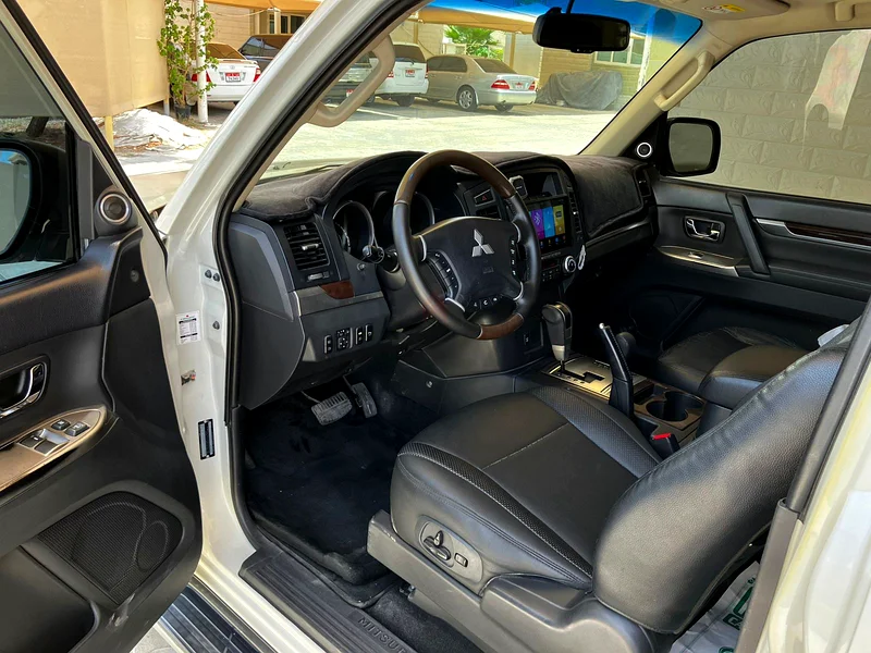 Mitsubishi Pajero  
COPY Sports 2013  
Accident-free, original paint, pearl white  
First owner63152749736194113