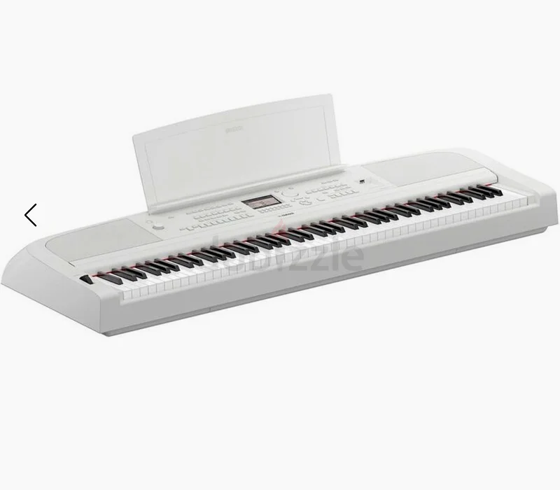 Stylish White Yamaha Keyboard for Sale! Yamaha DGX 670 with Yamaha Pedal and Gator Fabric Case63198137841666113