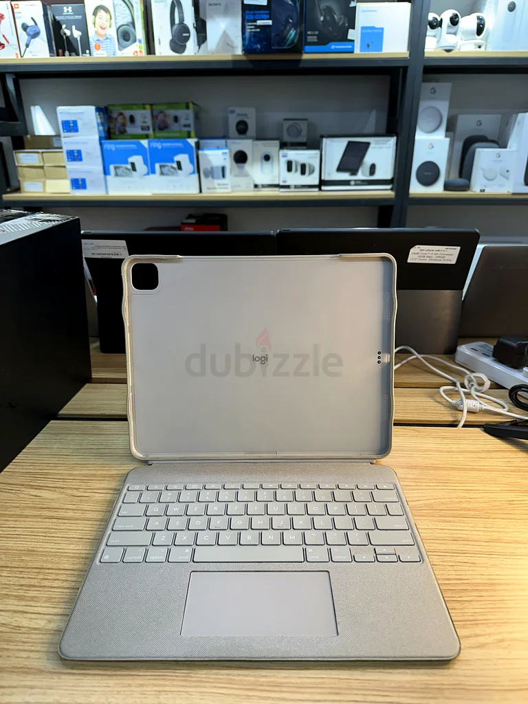 Logitech Combo Touch for iPad Pro 12.9-inch - Like New!63221853589891111