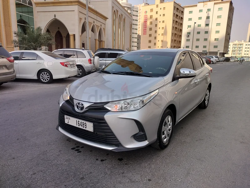 يُدار بواسطة سيدة، ياريس نظيفة جدًا بإطارات جديدة، وشاشة LCD وداخليّة من الجلد631666310717461129