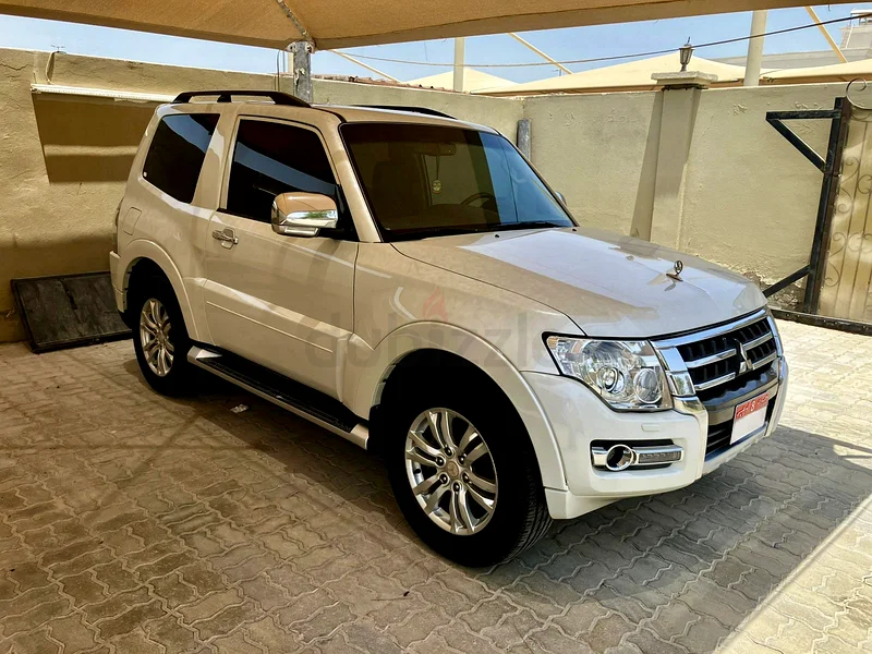 Mitsubishi Pajero  
COPY Sports 2013  
Accident-free, original paint, pearl white  
First owner63152749736194111