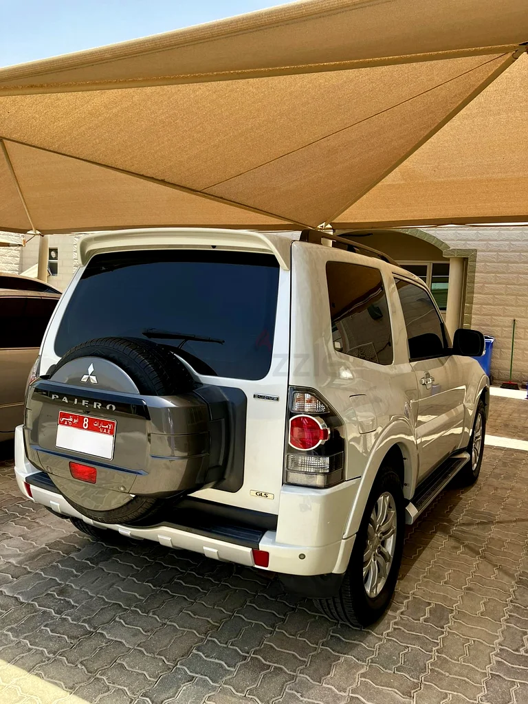 Mitsubishi Pajero  
COPY Sports 2013  
Accident-free, original paint, pearl white  
First owner63152749736194112