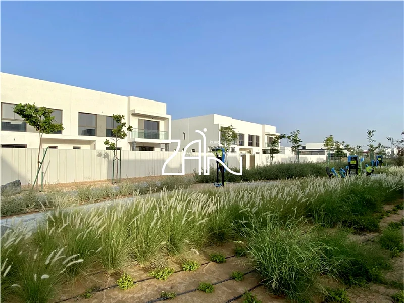 شقة رائعة من 4 غرف نوم على طابقين في موقع متميز63173496532738114
