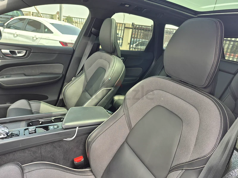 2734 درهم شهرياً | 2024 فولفو XC60 B5 Ultimate Black Edition | مواصفات GCC | مرجع رقم 33566662930628501506113
