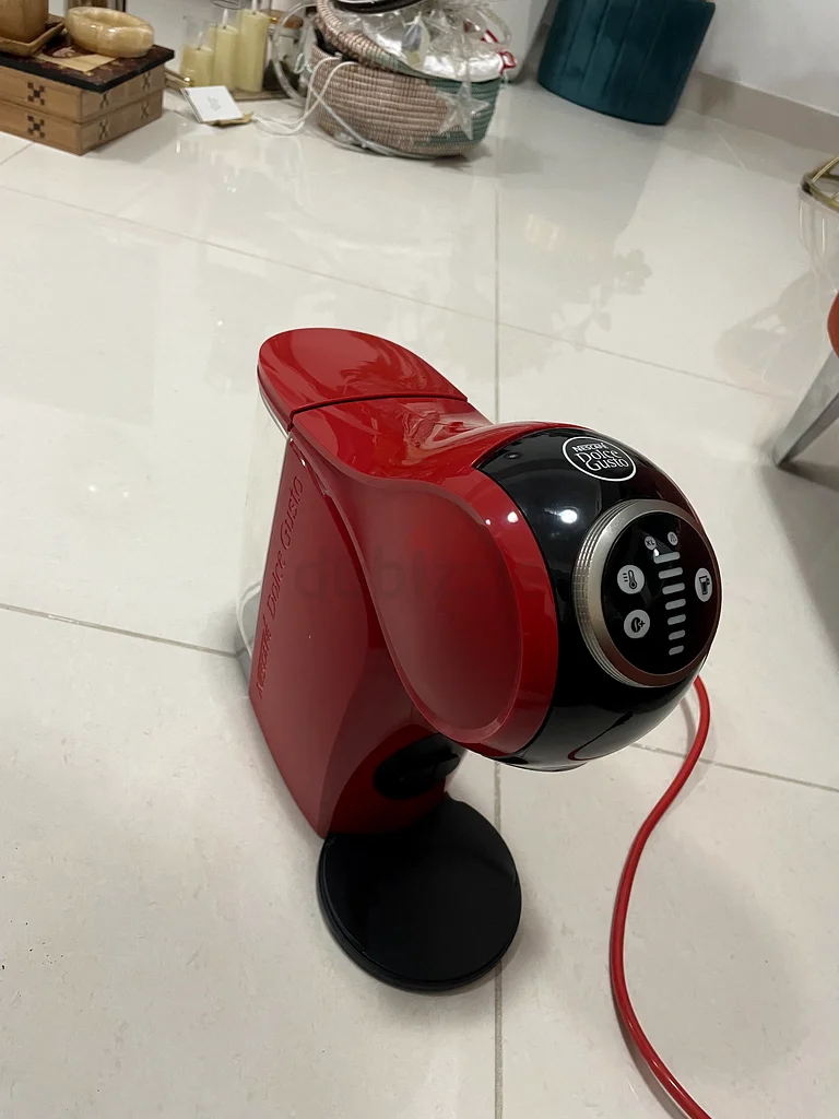 آلة قهوة حمراء أنيقة - اصنع مشروبك المثالي!63251903161347112