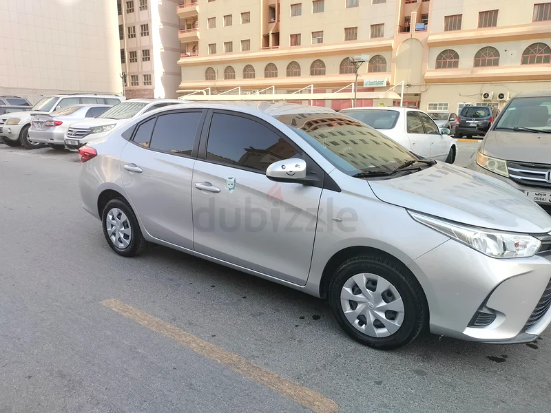 يُدار بواسطة سيدة، ياريس نظيفة جدًا بإطارات جديدة، وشاشة LCD وداخليّة من الجلد63166631071746111